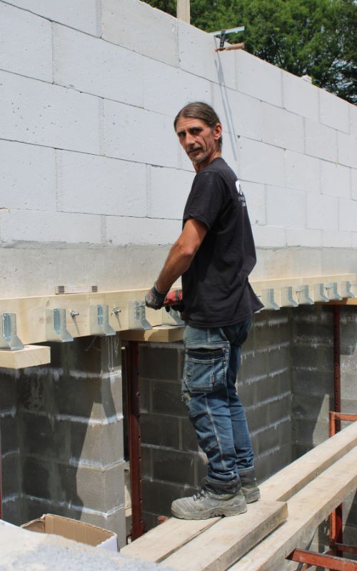 Ouvrier d'Alaimo entreprise de construction générale spécialisée dans le gros oeuvre